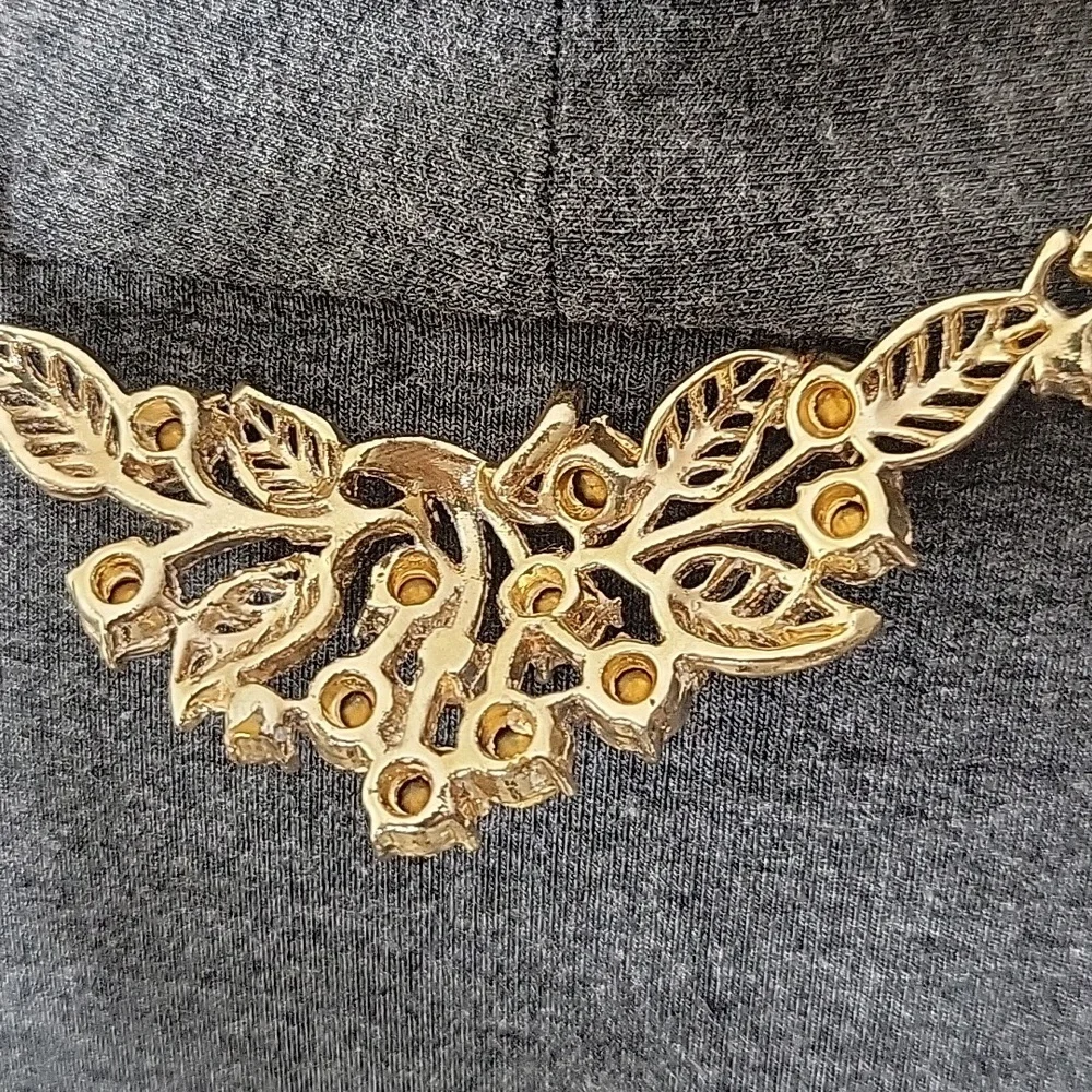 Vintage Rhinstone Gold Floral Bar Pendant Gold Chain Necklace